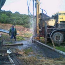 Escribano Obras y Servicios maquinaria pesada realizando sondeo