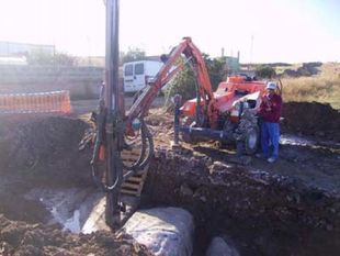 Escribano Obras y Servicios maquinaria realizando sondeo