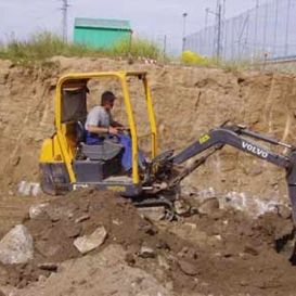 Escribano Obras y Servicios hombre realizando excavación