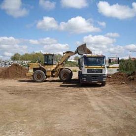 Escribano Obras y Servicios excavadora llenando camión de tierra