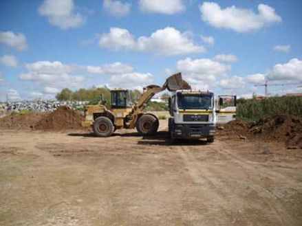 Escribano Obras y Servicios excavadora llenando camión de tierra