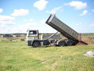 Escribano Obras y Servicios camión depositando tierra