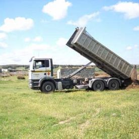 Escribano Obras y Servicios camión depositando tierra